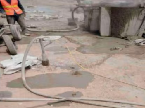 新城街道水泥混凝土路面板底注浆技术 路面脱空注浆整治方案