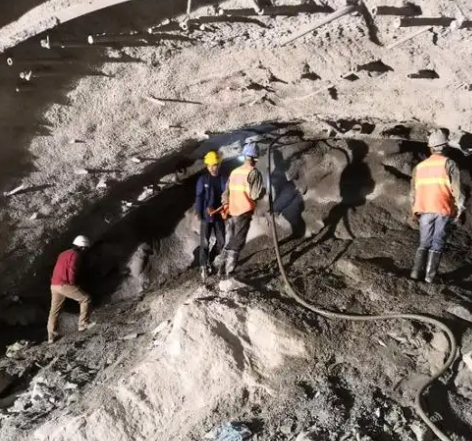 新城街道拱顶带模注浆料的施工流程及注意事项